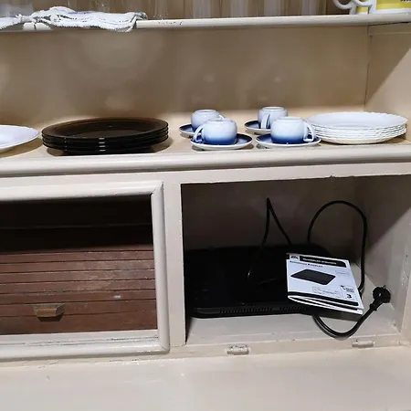 Eniko Vendeghaz Landhuis *